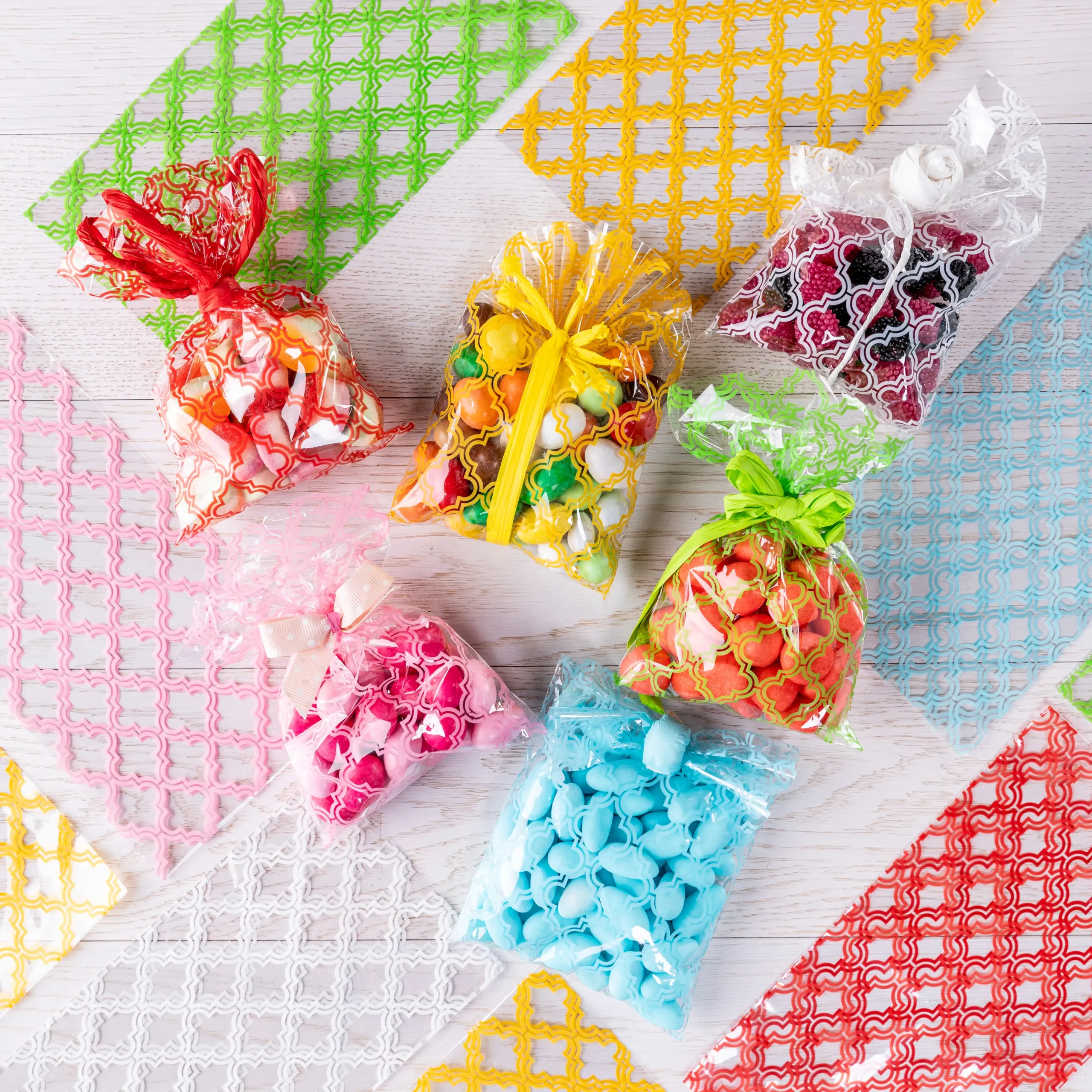 sacchetti trasparenti con motivi colorati